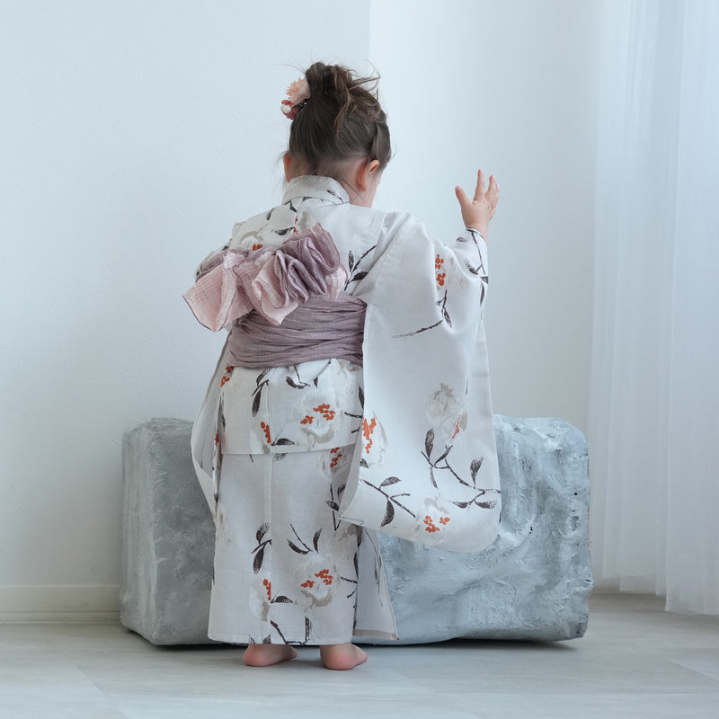 【ニコアンティーク kids 高級変わり織 子供浴衣3点セット（ゆかた・帯・下駄）女の子 淡いグレーに柘榴】 キッズ浴衣 国産生地 国内染色 （6510270301）