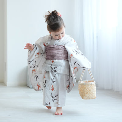 【ニコアンティーク kids 高級変わり織 子供浴衣3点セット（ゆかた・帯・下駄）女の子 淡いグレーに柘榴】 キッズ浴衣 国産生地 国内染色 （6510270301）
