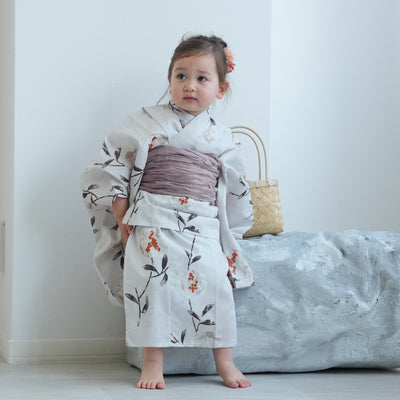 【ニコアンティーク kids 高級変わり織 子供浴衣3点セット（ゆかた・帯・下駄）女の子 淡いグレーに柘榴】 キッズ浴衣 国産生地 国内染色 （6510270301）