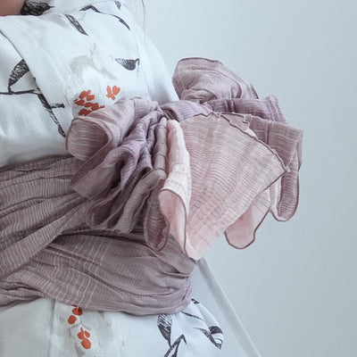 【ニコアンティーク kids 高級変わり織 子供浴衣3点セット（ゆかた・帯・下駄）女の子 淡いグレーに柘榴】 キッズ浴衣 国産生地 国内染色 （6510270301）