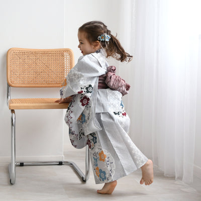 【utatane kids 高級変わり織 子供浴衣3点セット（ゆかた・帯・下駄）女の子  灰青の霧と梅雪輪】 キッズ浴衣 国産生地 国内染色 （6510272101）