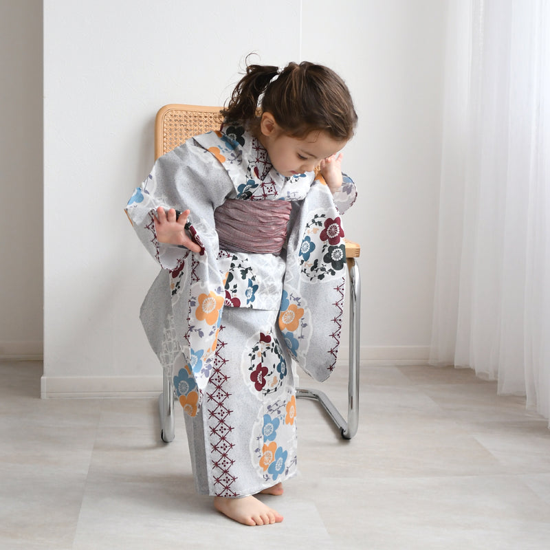 【utatane kids 高級変わり織 子供浴衣3点セット（ゆかた・帯・下駄）女の子  灰青の霧と梅雪輪】 キッズ浴衣 国産生地 国内染色 （6510272101）