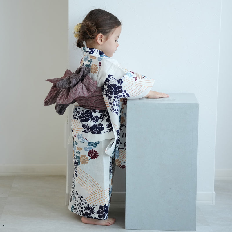 【utatane kids 高級変わり織 子供浴衣3点セット（ゆかた・帯・下駄）女の子 きなりにえんじとからしの花輪】 キッズ浴衣 国産生地 国内染色 （6510272201）