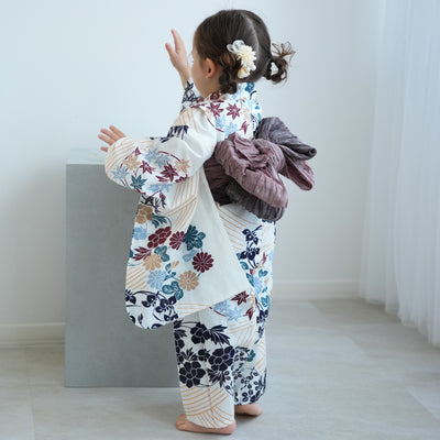【utatane kids 高級変わり織 子供浴衣3点セット（ゆかた・帯・下駄）女の子 きなりにえんじとからしの花輪】 キッズ浴衣 国産生地 国内染色 （6510272201）