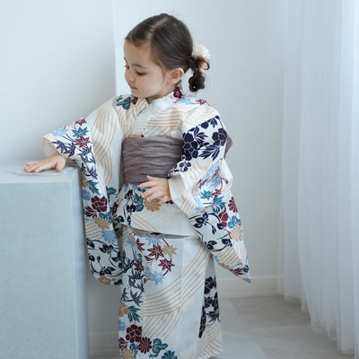 【utatane kids 高級変わり織 子供浴衣3点セット（ゆかた・帯・下駄）女の子 きなりにえんじとからしの花輪】 キッズ浴衣 国産生地 国内染色 （6510272201）