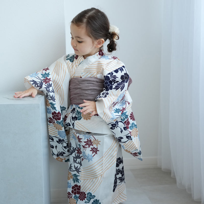 【utatane kids 高級変わり織 子供浴衣3点セット（ゆかた・帯・下駄）女の子 きなりにえんじとからしの花輪】 キッズ浴衣 国産生地 国内染色 （6510272201）