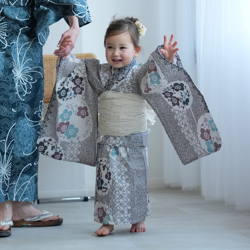 【utatane kids 高級変わり織 子供浴衣3点セット（ゆかた・帯・下駄）女の子 墨黒の霧と梅雪輪】 キッズ浴衣 国産生地 国内染色 （6510272501）