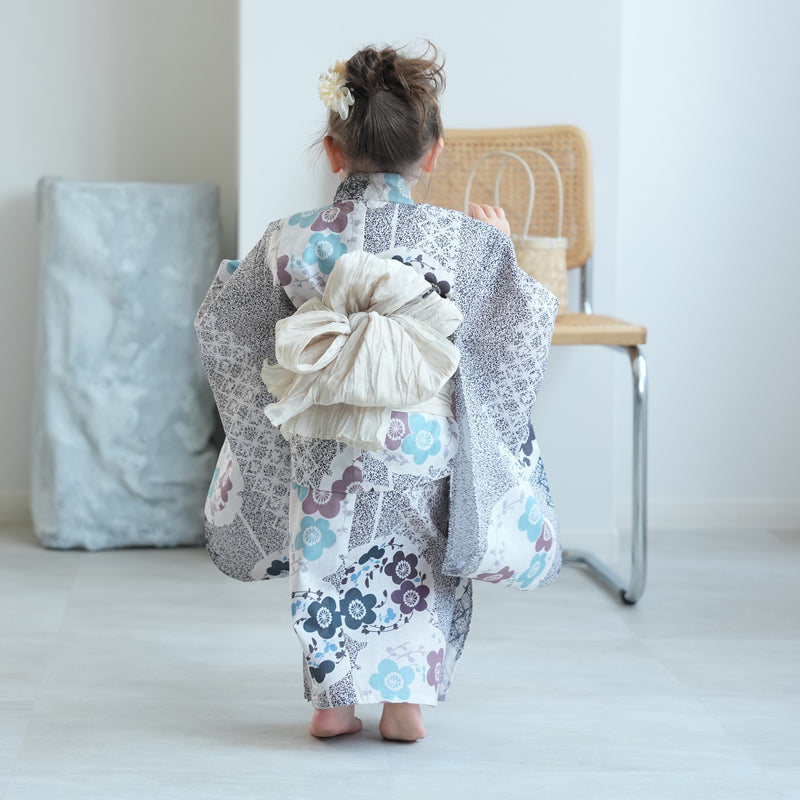 【utatane kids 高級変わり織 子供浴衣3点セット（ゆかた・帯・下駄）女の子 墨黒の霧と梅雪輪】 キッズ浴衣 国産生地 国内染色 （6510272501）