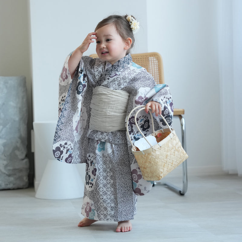 【utatane kids 高級変わり織 子供浴衣3点セット（ゆかた・帯・下駄）女の子 墨黒の霧と梅雪輪】 キッズ浴衣 国産生地 国内染色 （6510272501）