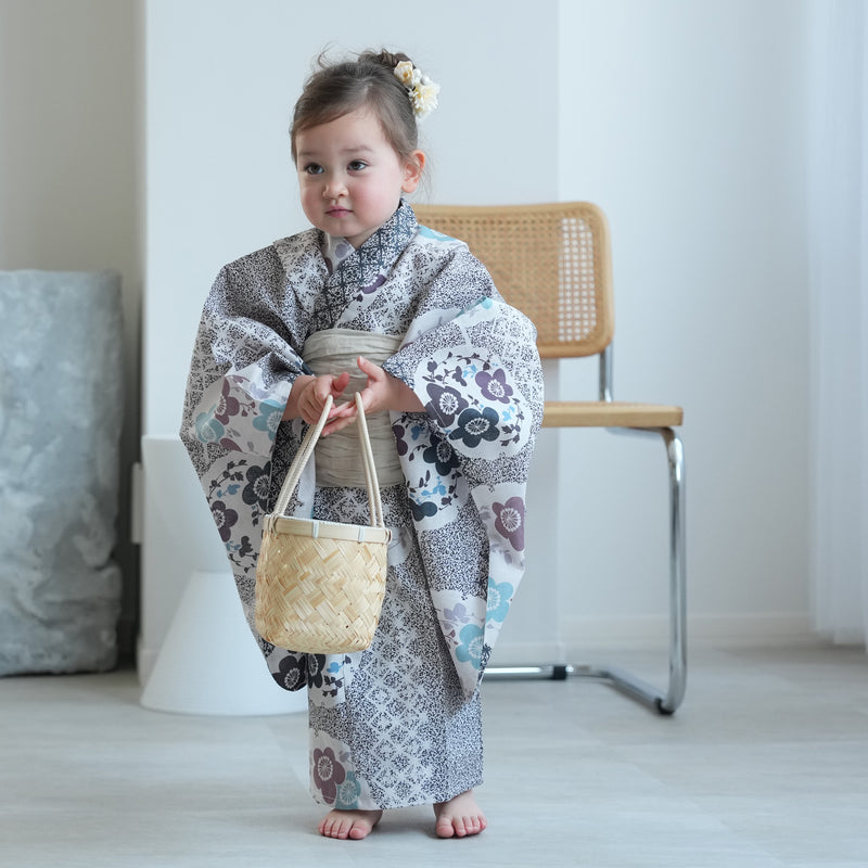 【utatane kids 高級変わり織 子供浴衣3点セット（ゆかた・帯・下駄）女の子 墨黒の霧と梅雪輪】 キッズ浴衣 国産生地 国内染色 （6510272501）