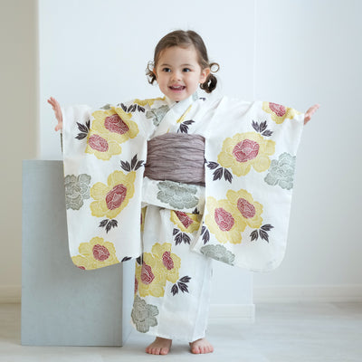 【utatane kids 高級変わり織 子供浴衣3点セット（ゆかた・帯・下駄）女の子 くちなし色と翡翠色の牡丹】 キッズ浴衣 国産生地 国内染色 （6510273101）