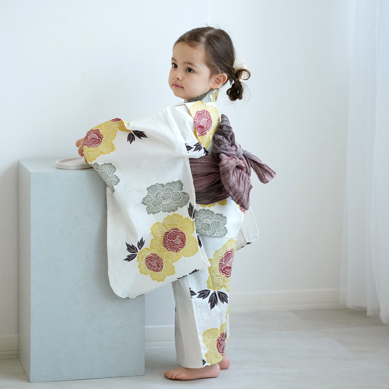 【utatane kids 高級変わり織 子供浴衣3点セット（ゆかた・帯・下駄）女の子 くちなし色と翡翠色の牡丹】 キッズ浴衣 国産生地 国内染色 （6510273101）