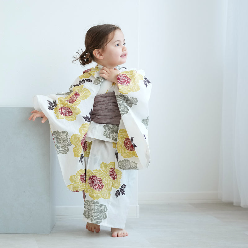 【utatane kids 高級変わり織 子供浴衣3点セット（ゆかた・帯・下駄）女の子 くちなし色と翡翠色の牡丹】 キッズ浴衣 国産生地 国内染色 （6510273101）