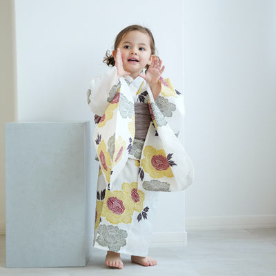 【utatane kids 高級変わり織 子供浴衣3点セット（ゆかた・帯・下駄）女の子 くちなし色と翡翠色の牡丹】 キッズ浴衣 国産生地 国内染色 （6510273101）