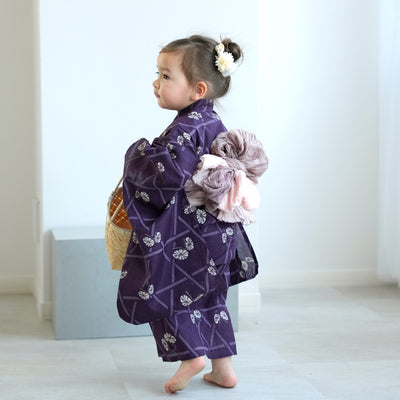 【ニコアンティーク kids 高級変わり織 子供浴衣3点セット（ゆかた・帯・下駄）女の子 紫にかごめ絞り柄の紋白蝶】 キッズ浴衣 国産生地 国内染色 （6510273901）