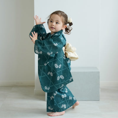 【ニコアンティーク kids 高級変わり織 子供浴衣3点セット（ゆかた・帯・下駄）女の子 碧にかごめ絞り柄の紋白蝶】 キッズ浴衣 国産生地 国内染色 （6510274301）