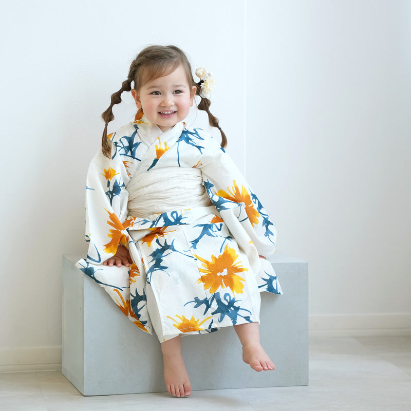 【ニコアンティーク kids 高級変わり織 子供浴衣3点セット（ゆかた・帯・下駄）女の子 白地にはじける黄色のあざみ】 キッズ浴衣 国産生地 国内染色 （6510274701）