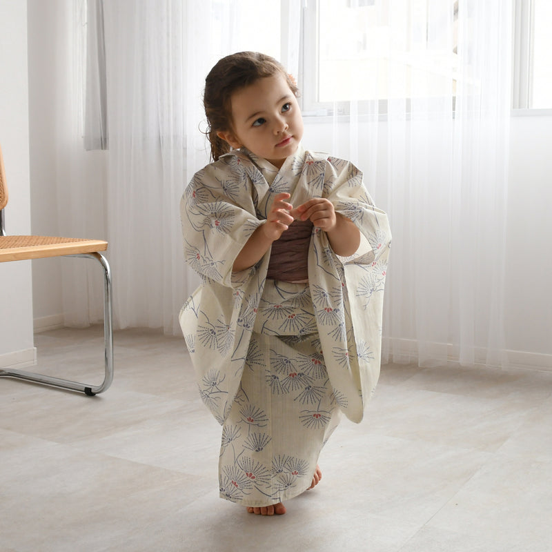 【utatane kids 高級変わり織 子供浴衣3点セット（ゆかた・帯・下駄）女の子 クリームに涼しげな松花火】 キッズ浴衣 国産生地 国内染色 （6510276501）