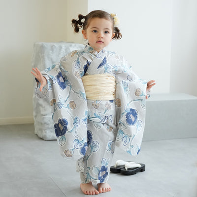 【utatane kids 高級変わり織 子供浴衣3点セット（ゆかた・帯・下駄）女の子  薄グレーに椿唐草】 キッズ浴衣 国産生地 国内染色 （6510277801）