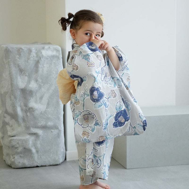 【utatane kids 高級変わり織 子供浴衣3点セット（ゆかた・帯・下駄）女の子  薄グレーに椿唐草】 キッズ浴衣 国産生地 国内染色 （6510277801）