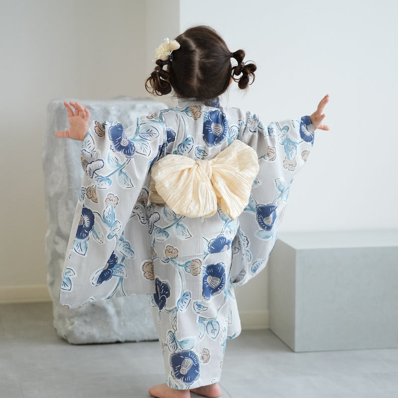 【utatane kids 高級変わり織 子供浴衣3点セット（ゆかた・帯・下駄）女の子  薄グレーに椿唐草】 キッズ浴衣 国産生地 国内染色 （6510277801）