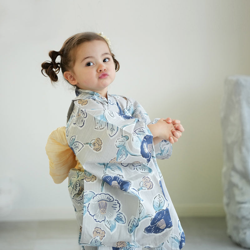 【utatane kids 高級変わり織 子供浴衣3点セット（ゆかた・帯・下駄）女の子  薄グレーに椿唐草】 キッズ浴衣 国産生地 国内染色 （6510277801）