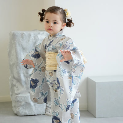 【utatane kids 高級変わり織 子供浴衣3点セット（ゆかた・帯・下駄）女の子  薄グレーに椿唐草】 キッズ浴衣 国産生地 国内染色 （6510277801）