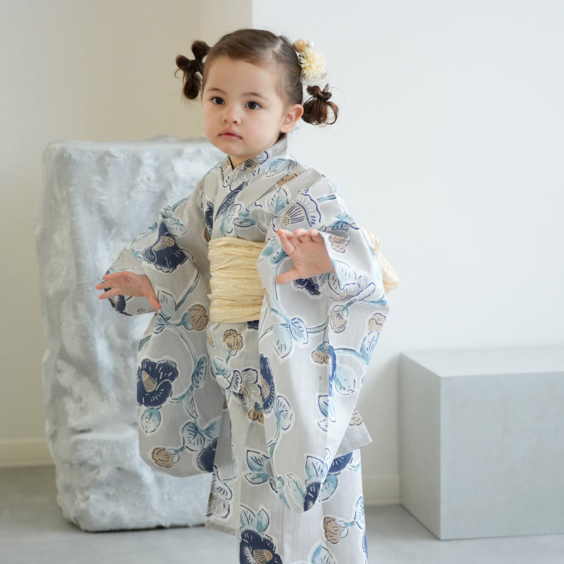 【utatane kids 高級変わり織 子供浴衣3点セット（ゆかた・帯・下駄）女の子  薄グレーに椿唐草】 キッズ浴衣 国産生地 国内染色 （6510277801）