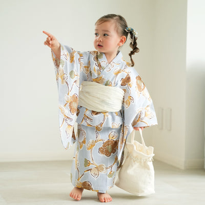 【utatane kids 高級変わり織 子供浴衣3点セット（ゆかた・帯・下駄）女の子 ブルーグレーに椿唐草】 キッズ浴衣 国産生地 国内染色 （6510278201）