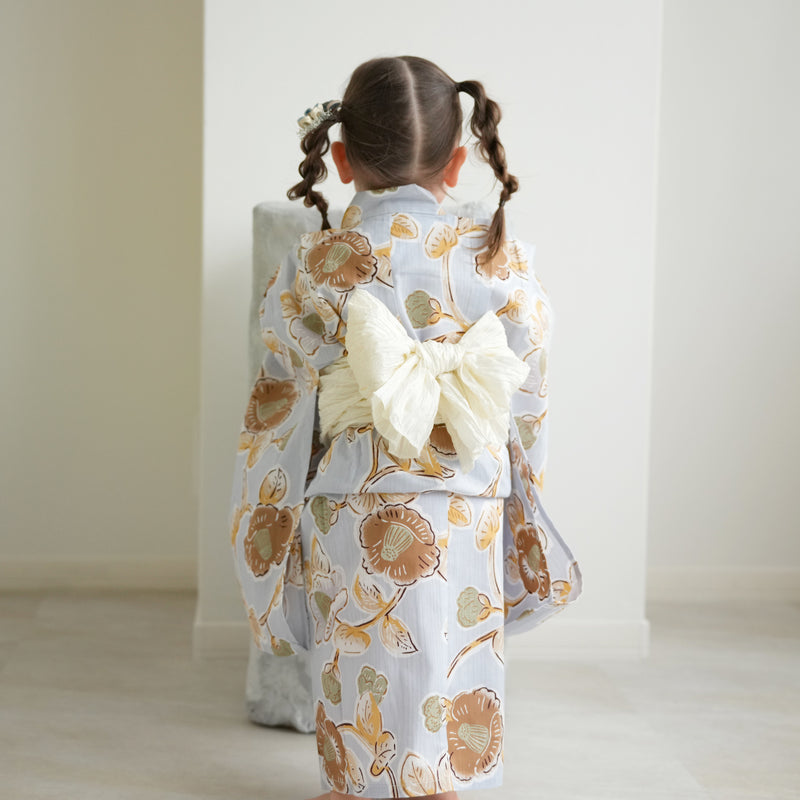 【utatane kids 高級変わり織 子供浴衣3点セット（ゆかた・帯・下駄）女の子 ブルーグレーに椿唐草】 キッズ浴衣 国産生地 国内染色 （6510278201）