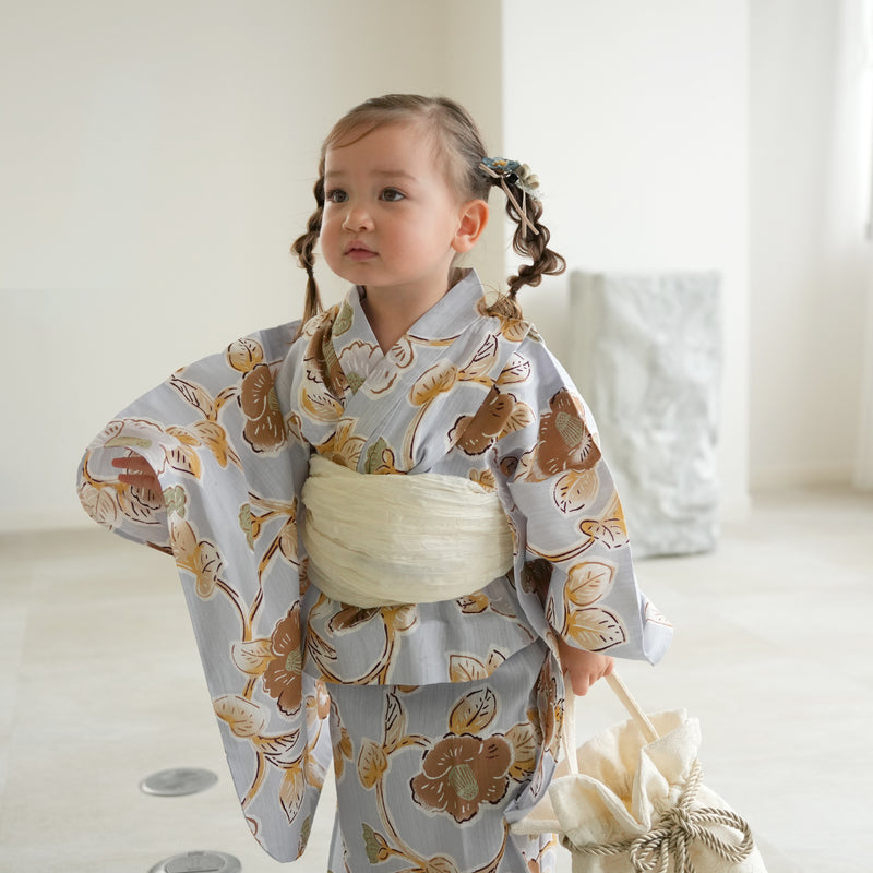 【utatane kids 高級変わり織 子供浴衣3点セット（ゆかた・帯・下駄）女の子 ブルーグレーに椿唐草】 キッズ浴衣 国産生地 国内染色 （6510278201）