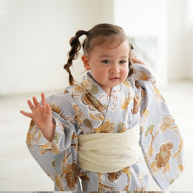 【utatane kids 高級変わり織 子供浴衣3点セット（ゆかた・帯・下駄）女の子 ブルーグレーに椿唐草】 キッズ浴衣 国産生地 国内染色 （6510278201）