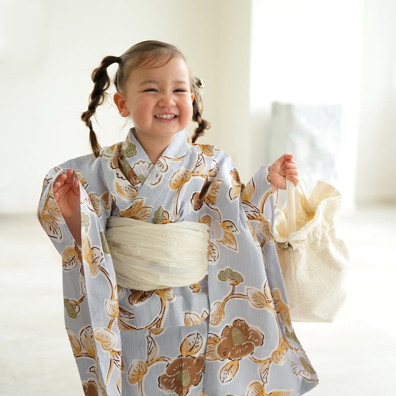 【utatane kids 高級変わり織 子供浴衣3点セット（ゆかた・帯・下駄）女の子 ブルーグレーに椿唐草】 キッズ浴衣 国産生地 国内染色 （6510278201）