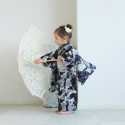 【ニコアンティーク kids 高級変わり織 子供浴衣3点セット（ゆかた・帯・下駄）女の子 幻想戯曲 ネイビー】 キッズ浴衣 国産生地 国内染色 （6510281601）