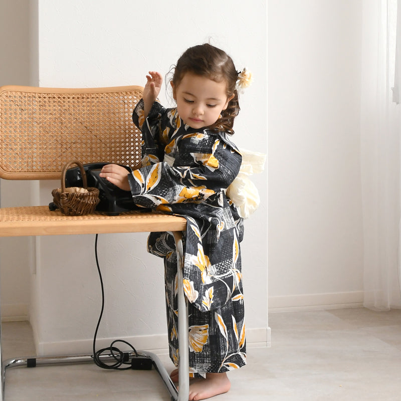 【ニコアンティーク kids 高級変わり織 子供浴衣3点セット（ゆかた・帯・下駄）女の子 かすれアネモネ ブラック×マスタード】 キッズ浴衣 国産生地 国内染色 （6510282001）