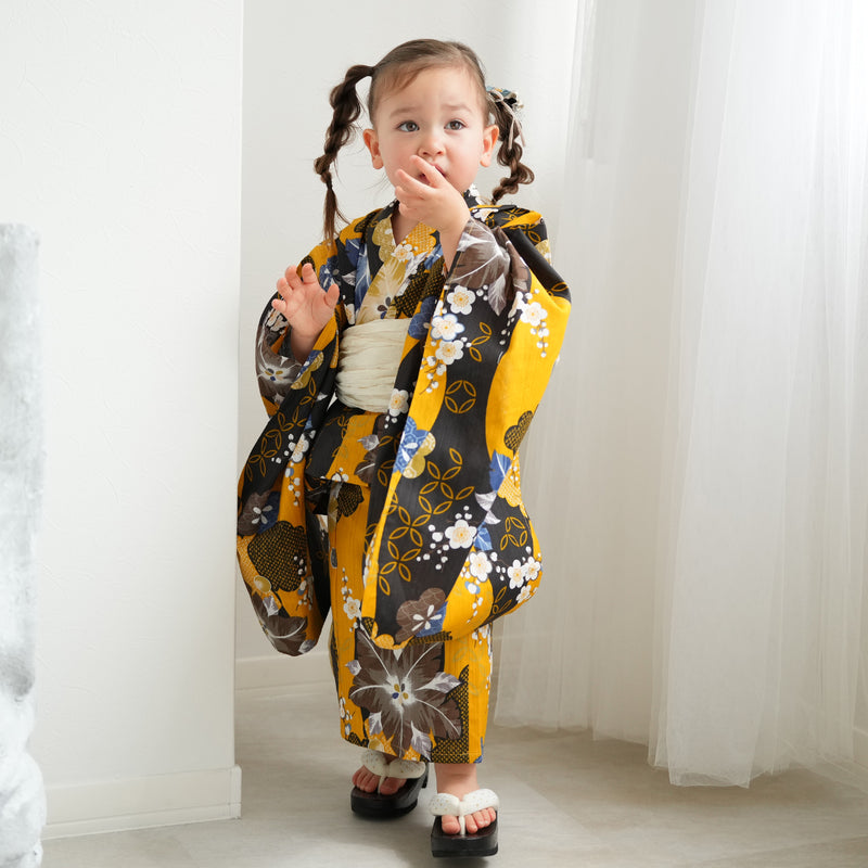 【ニコアンティーク kids 高級変わり織 子供浴衣3点セット（ゆかた・帯・下駄）女の子 黄色と墨色の立沸とレトロ花】 キッズ浴衣 国産生地 国内染色 （6510282201）