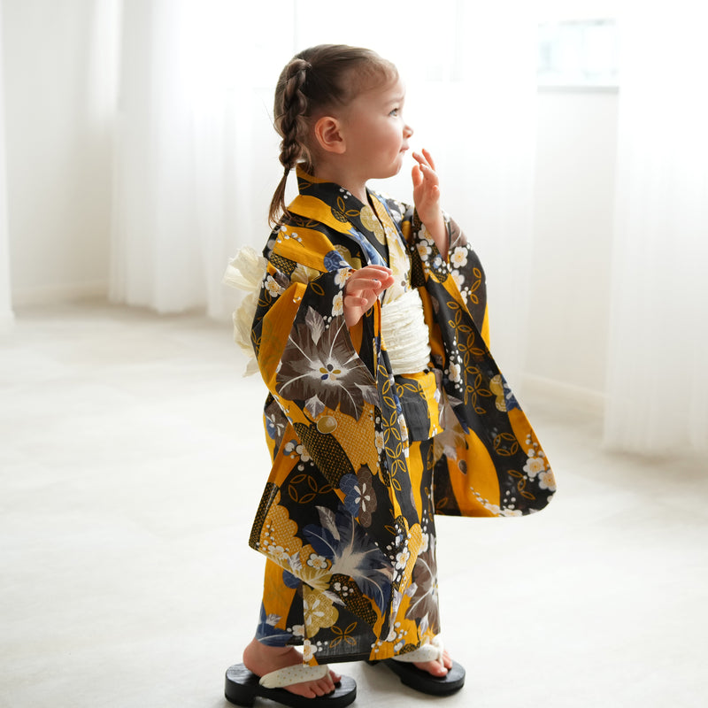 【ニコアンティーク kids 高級変わり織 子供浴衣3点セット（ゆかた・帯・下駄）女の子 黄色と墨色の立沸とレトロ花】 キッズ浴衣 国産生地 国内染色 （6510282201）