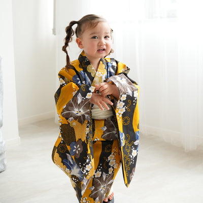 【ニコアンティーク kids 高級変わり織 子供浴衣3点セット（ゆかた・帯・下駄）女の子 黄色と墨色の立沸とレトロ花】 キッズ浴衣 国産生地 国内染色 （6510282201）