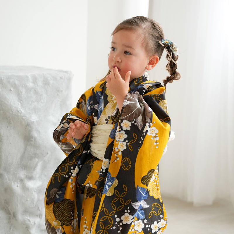 【ニコアンティーク kids 高級変わり織 子供浴衣3点セット（ゆかた・帯・下駄）女の子 黄色と墨色の立沸とレトロ花】 キッズ浴衣 国産生地 国内染色 （6510282201）