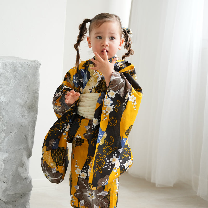 【ニコアンティーク kids 高級変わり織 子供浴衣3点セット（ゆかた・帯・下駄）女の子 黄色と墨色の立沸とレトロ花】 キッズ浴衣 国産生地 国内染色 （6510282201）