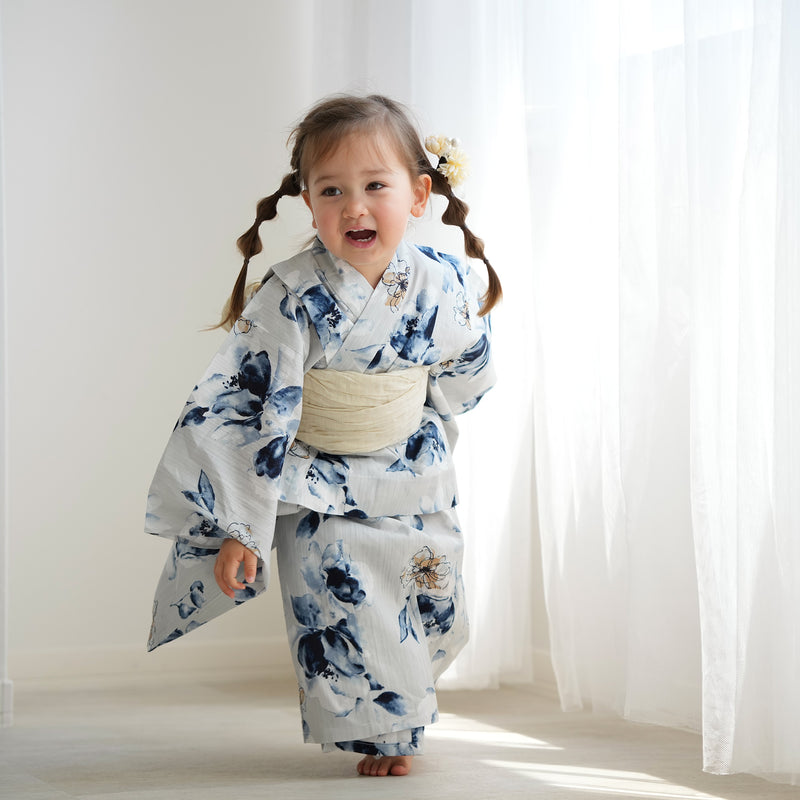 【ニコアンティーク kids 高級変わり織 子供浴衣3点セット（ゆかた・帯・下駄）女の子 フロスティブルーとスモーキークオーツの花】 キッズ浴衣 国産生地 国内染色 （6510282701）