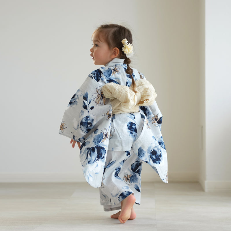 【ニコアンティーク kids 高級変わり織 子供浴衣3点セット（ゆかた・帯・下駄）女の子 フロスティブルーとスモーキークオーツの花】 キッズ浴衣 国産生地 国内染色 （6510282701）