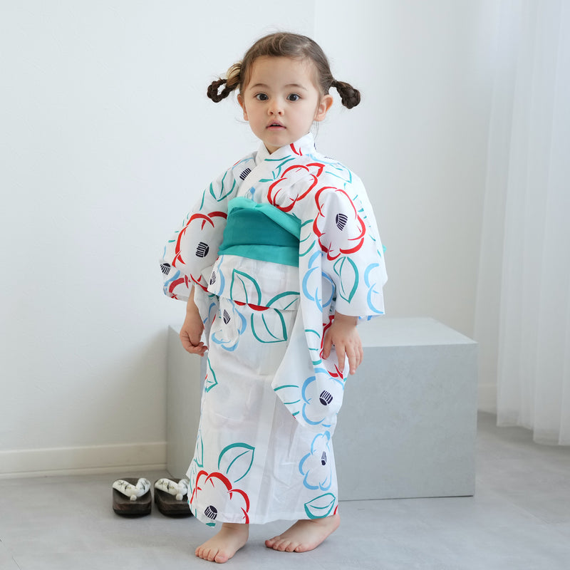 【utatane×注染工房 kids 日本製小幅生地使用 子供浴衣4点セット（ゆかた・帯2枚・下駄） 白地に赤とブルーの椿 】女の子 特選注染 本染め にじみ 手染め 手縫い併用国内縫製（6511020902）