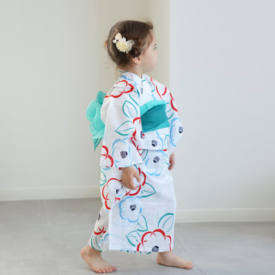 【utatane×注染工房 kids 日本製小幅生地使用 子供浴衣4点セット（ゆかた・帯2枚・下駄） 白地に赤とブルーの椿 】女の子 特選注染 本染め にじみ 手染め 手縫い併用国内縫製（6511020902）