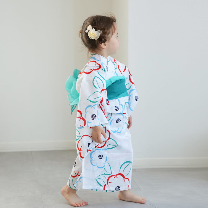 【utatane×注染工房 kids 日本製小幅生地使用 子供浴衣4点セット（ゆかた・帯2枚・下駄） 白地に赤とブルーの椿 】女の子 特選注染 本染め にじみ 手染め 手縫い併用国内縫製（6511020902）