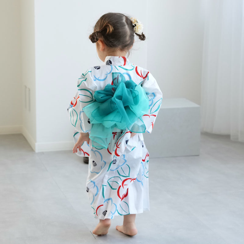 【utatane×注染工房 kids 日本製小幅生地使用 子供浴衣4点セット（ゆかた・帯2枚・下駄） 白地に赤とブルーの椿 】女の子 特選注染 本染め にじみ 手染め 手縫い併用国内縫製（6511020902）