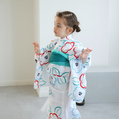 【utatane×注染工房 kids 日本製小幅生地使用 子供浴衣4点セット（ゆかた・帯2枚・下駄） 白地に赤とブルーの椿 】女の子 特選注染 本染め にじみ 手染め 手縫い併用国内縫製（6511020902）