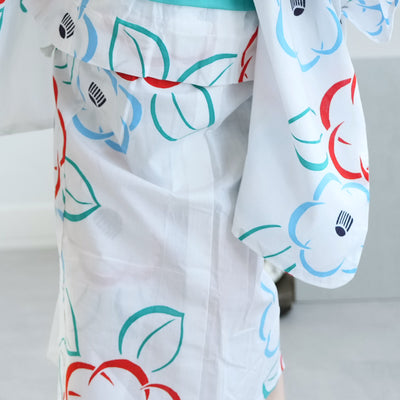 【utatane×注染工房 kids 日本製小幅生地使用 子供浴衣4点セット（ゆかた・帯2枚・下駄） 白地に赤とブルーの椿 】女の子 特選注染 本染め にじみ 手染め 手縫い併用国内縫製（6511020902）
