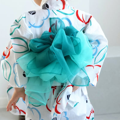 【utatane×注染工房 kids 日本製小幅生地使用 子供浴衣4点セット（ゆかた・帯2枚・下駄） 白地に赤とブルーの椿 】女の子 特選注染 本染め にじみ 手染め 手縫い併用国内縫製（6511020902）