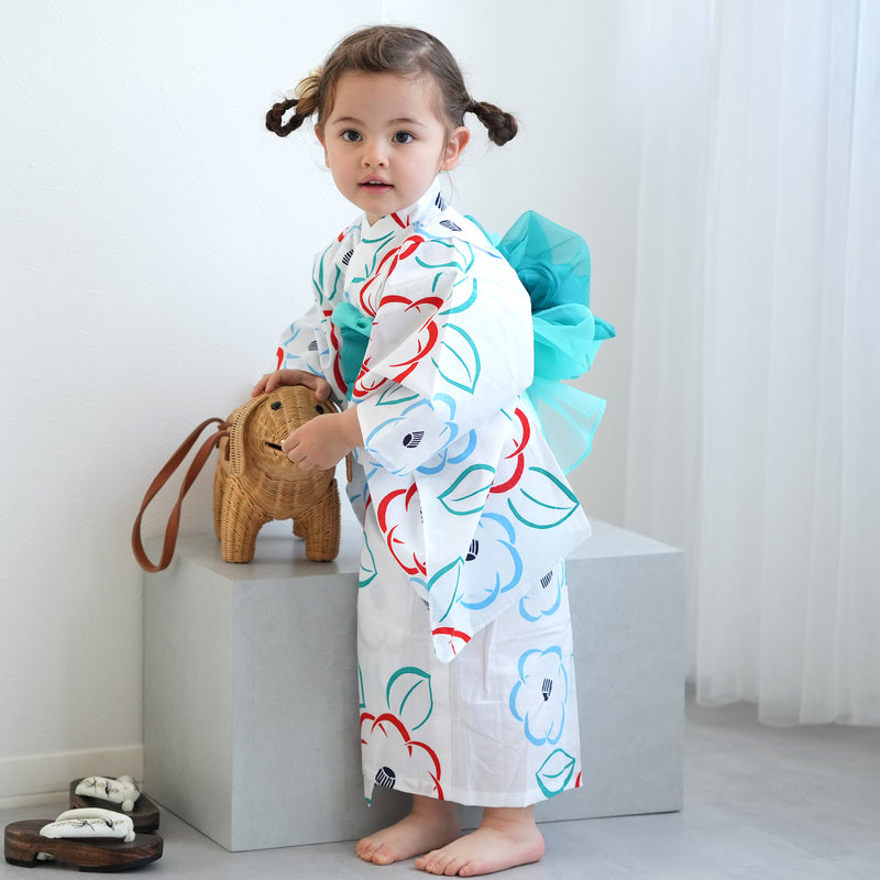 【utatane×注染工房 kids 日本製小幅生地使用 子供浴衣4点セット（ゆかた・帯2枚・下駄） 白地に赤とブルーの椿 】女の子 特選注染 本染め にじみ 手染め 手縫い併用国内縫製（6511020902）